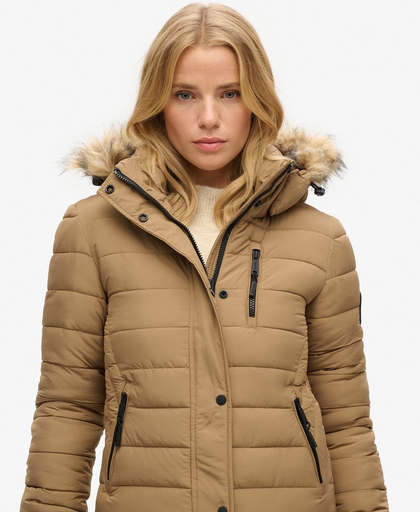 casaco puffer longo com capuz e leve acolchoado em pele sintética na cor areia.
