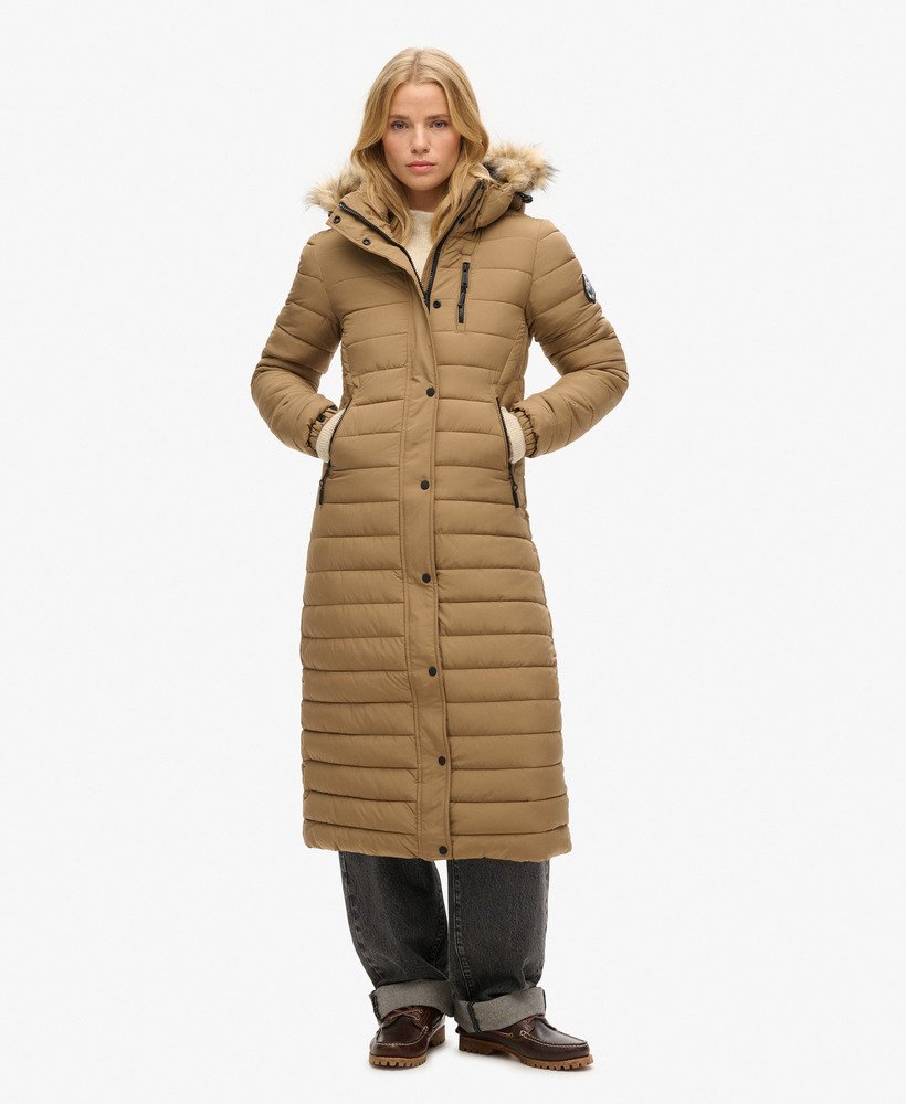 casaco puffer longo com capuz e leve acolchoado em pele sintética na cor areia.