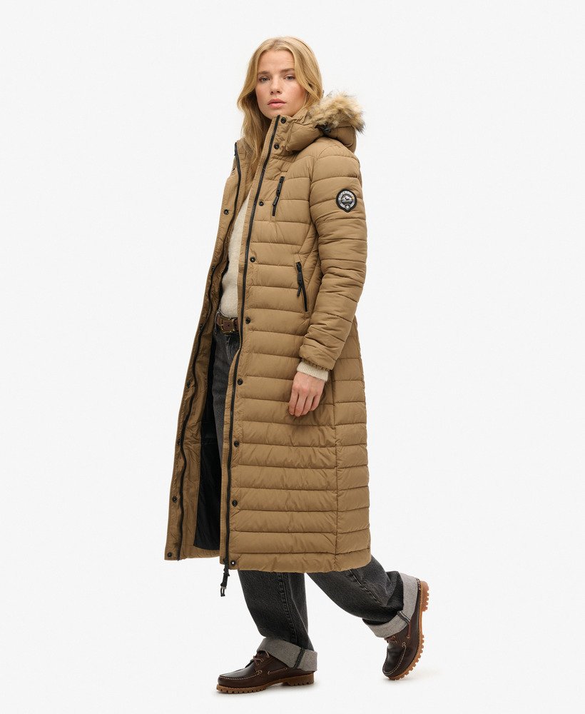 casaco puffer longo com capuz e leve acolchoado em pele sintética na cor areia.