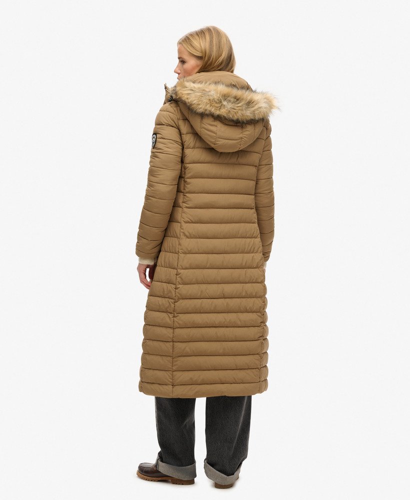casaco puffer longo com capuz e leve acolchoado em pele sintética na cor areia.