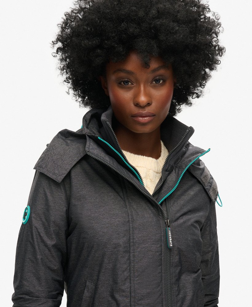 jaqueta corta-vento arctic sd com capuz e zíper frontal na cor cinza mesclado médioverde frio.