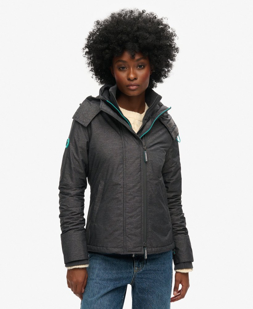 jaqueta corta-vento arctic sd com capuz e zíper frontal na cor cinza mesclado médioverde frio.