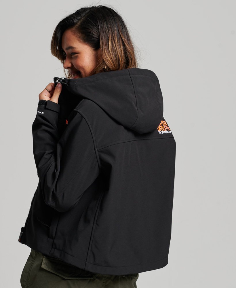 jaqueta softshell com capuz code trekker na cor preta