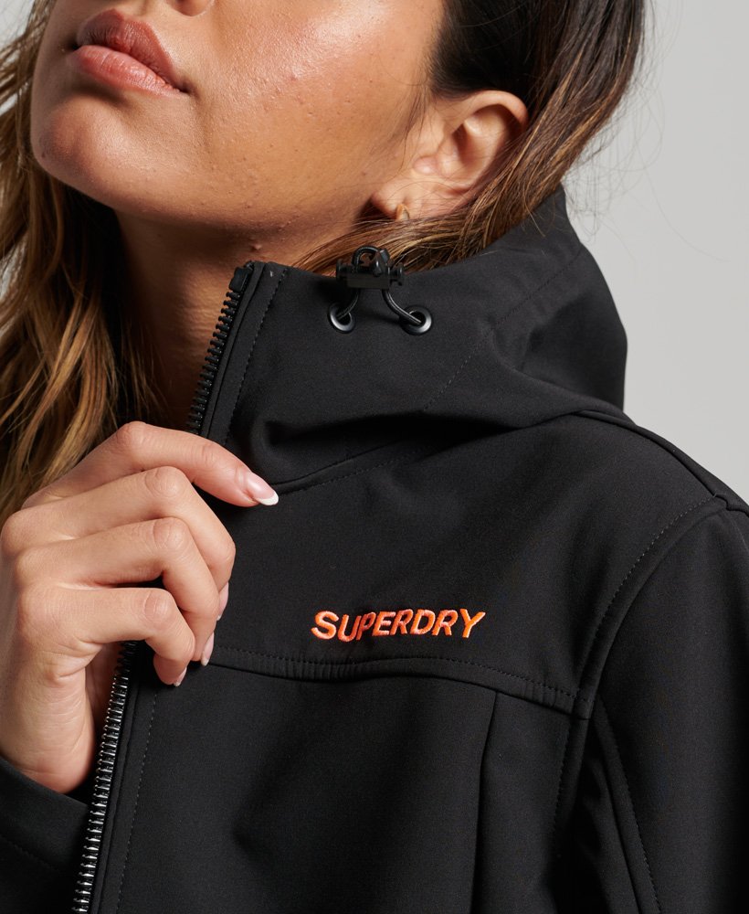 jaqueta softshell com capuz code trekker na cor preta