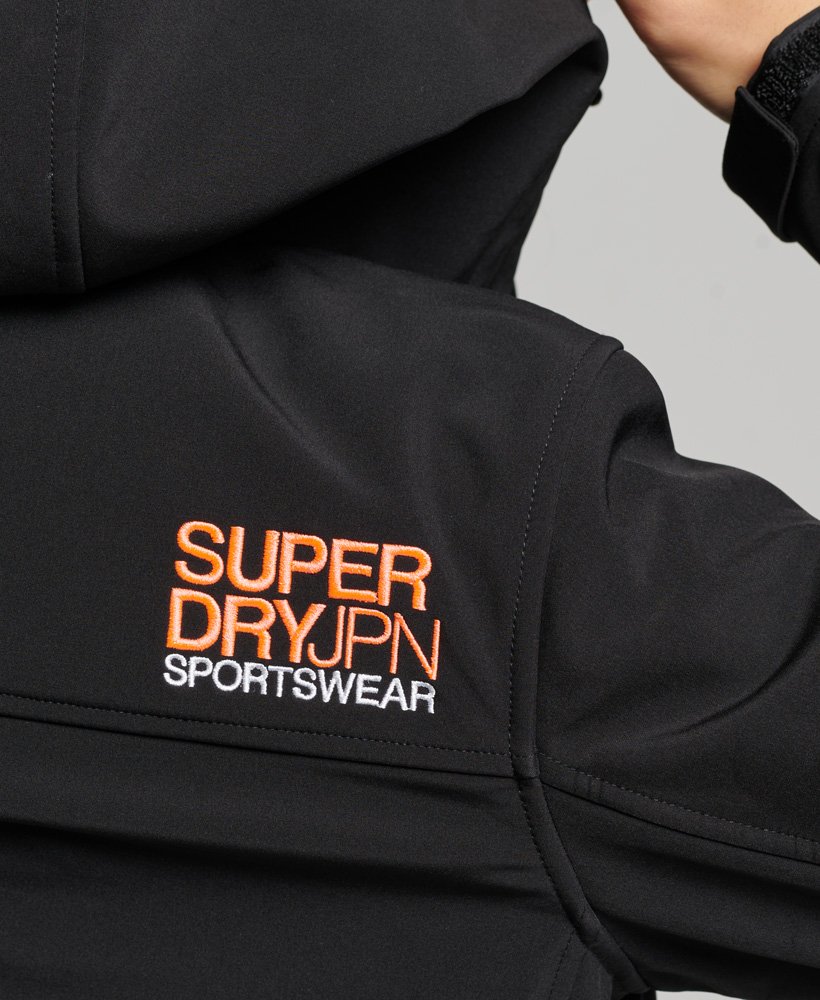 jaqueta softshell com capuz code trekker na cor preta