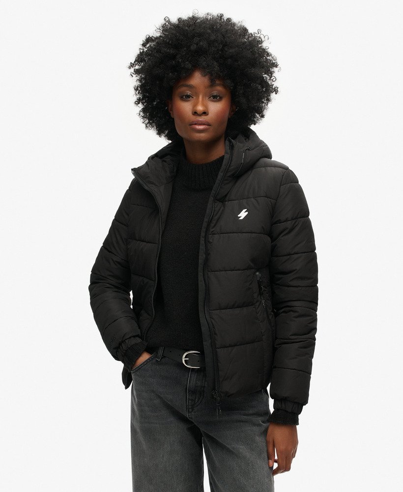 jaqueta puffer spirit sports com capuz na cor preta.