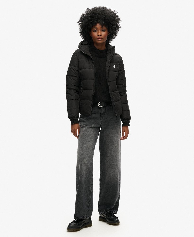 jaqueta puffer spirit sports com capuz na cor preta.