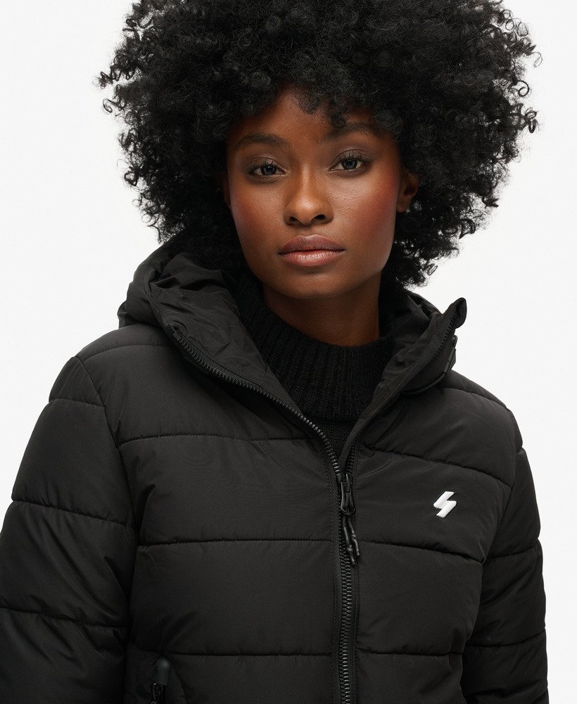 jaqueta puffer spirit sports com capuz na cor preta.