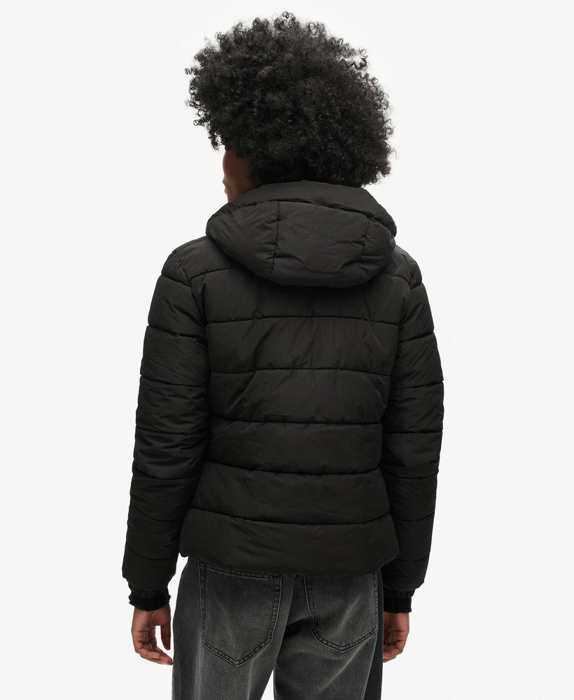 jaqueta puffer spirit sports com capuz na cor preta.