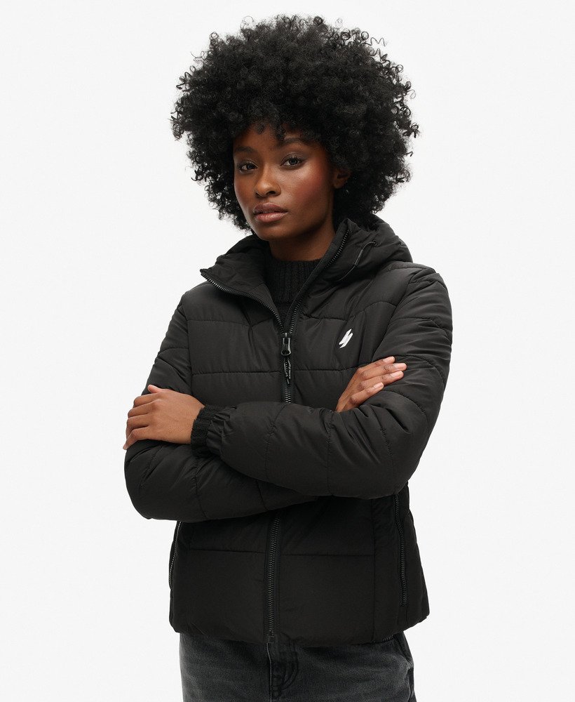 jaqueta puffer spirit sports com capuz na cor preta.