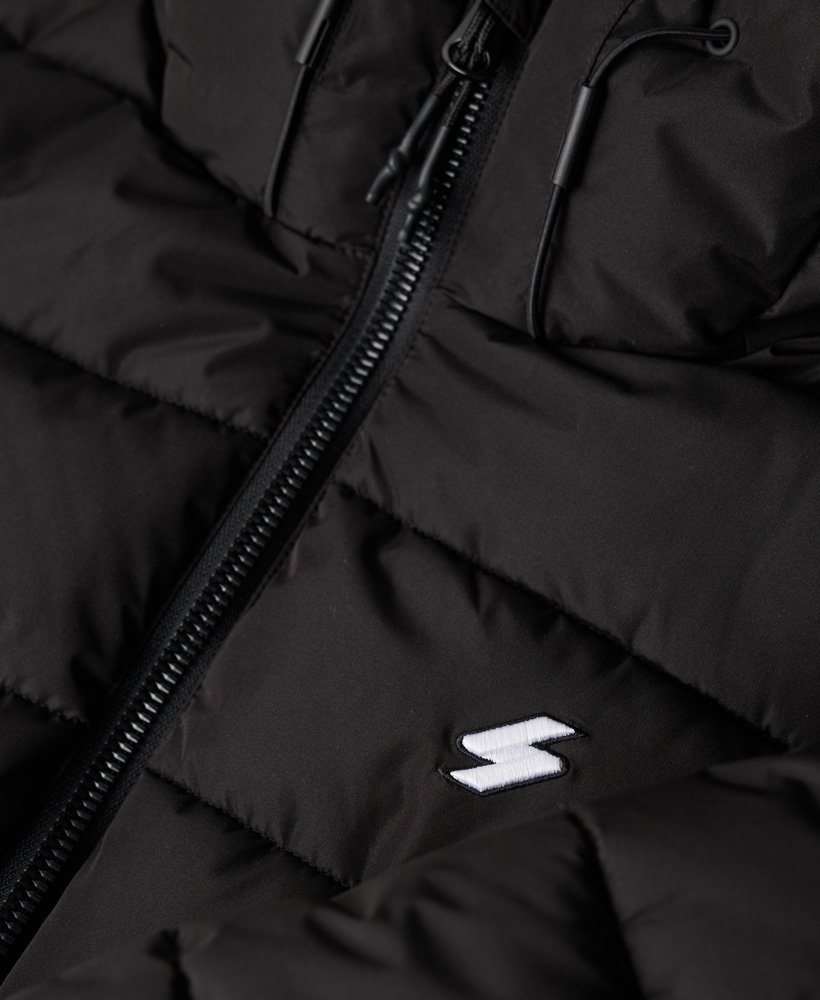 jaqueta puffer spirit sports com capuz na cor preta.