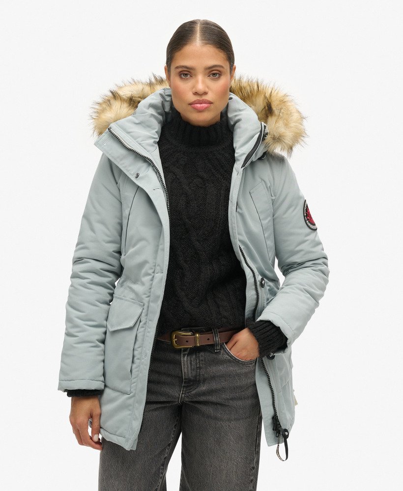 casaco parka com capuz em pele sintética everest na cor cinza skylark