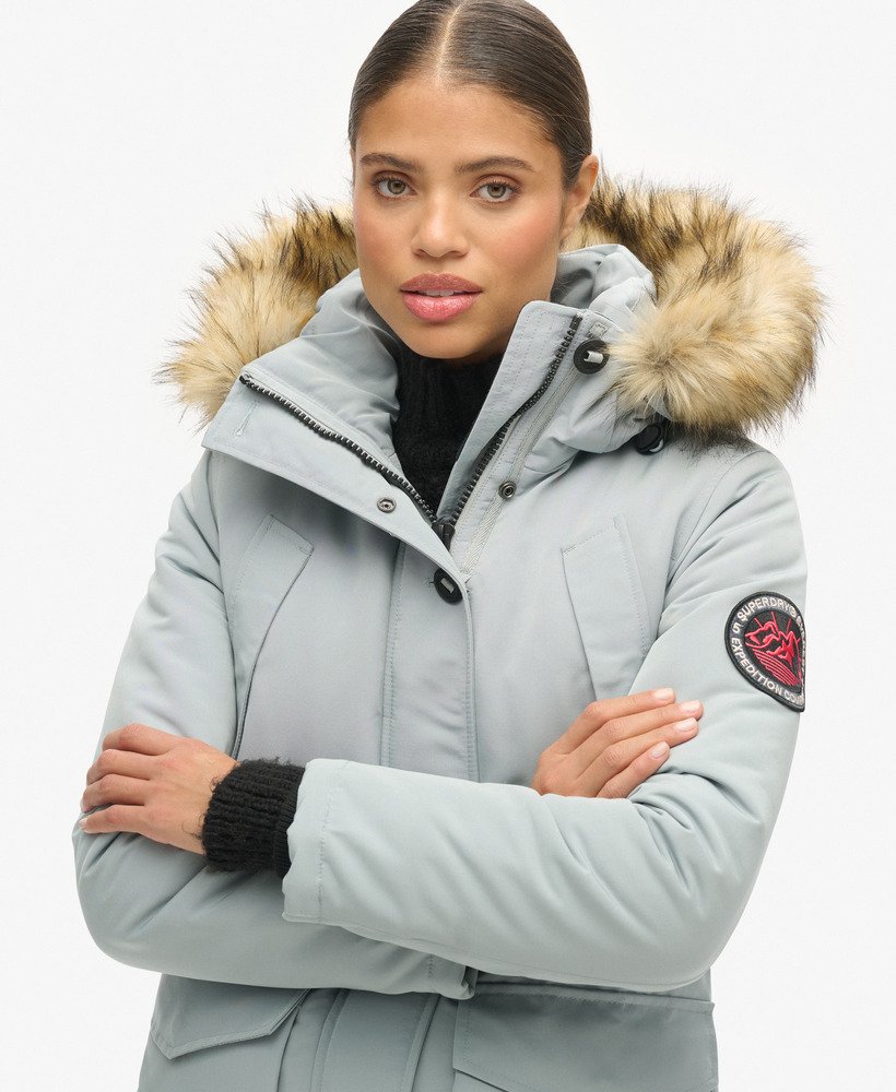 casaco parka com capuz em pele sintética everest na cor cinza skylark