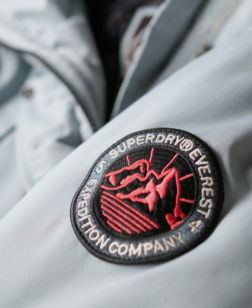 casaco parka com capuz em pele sintética everest na cor cinza skylark