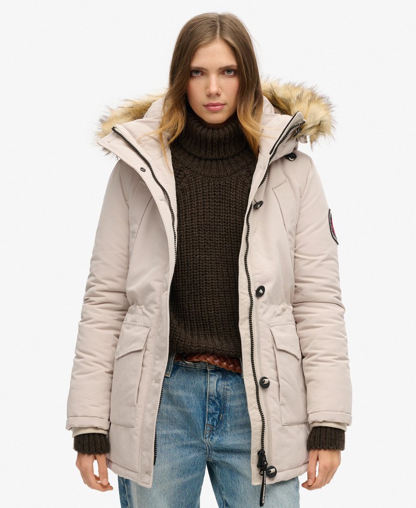 casaco parka com capuz em pele sintética everest na cor cinza chateau.