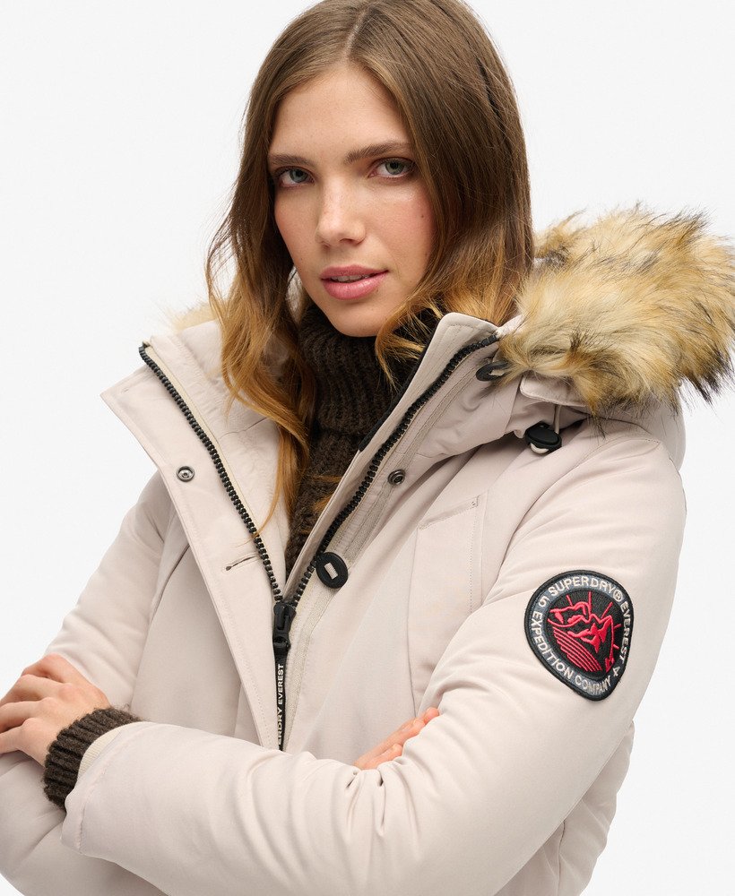 casaco parka com capuz em pele sintética everest na cor cinza chateau.