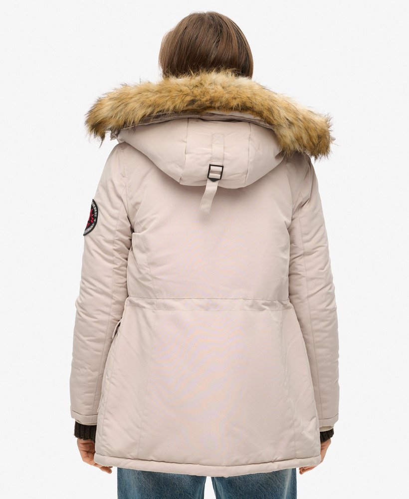 casaco parka com capuz em pele sintética everest na cor cinza chateau.