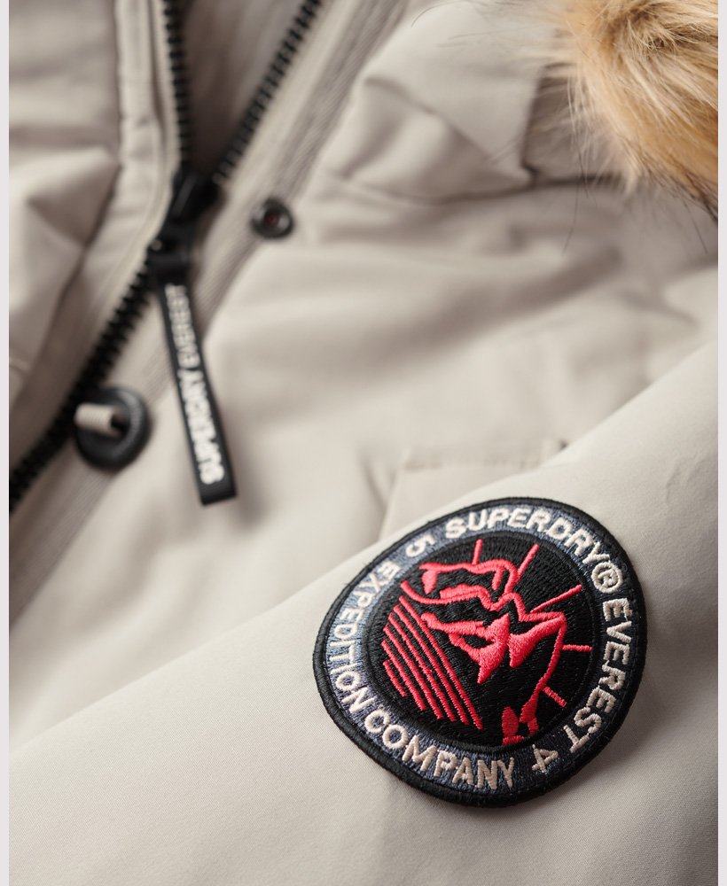 casaco parka com capuz em pele sintética everest na cor cinza chateau.