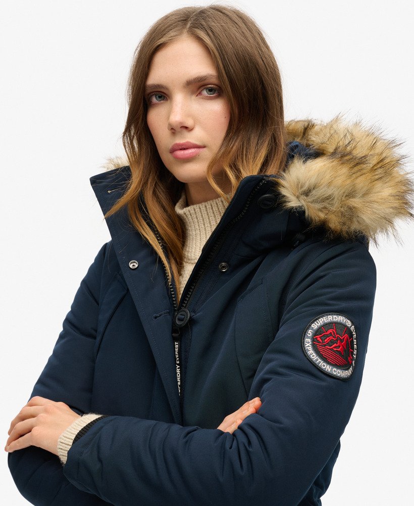 casaco parka com capuz everest em pele sintética na cor nordic chrome navy.