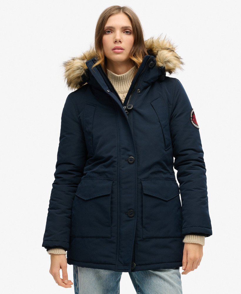 casaco parka com capuz everest em pele sintética na cor nordic chrome navy.
