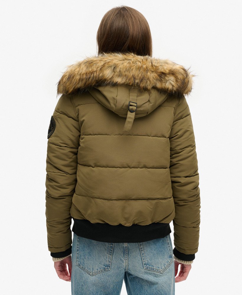 jaqueta bomber com capuz everest na cor verde-oliva militar