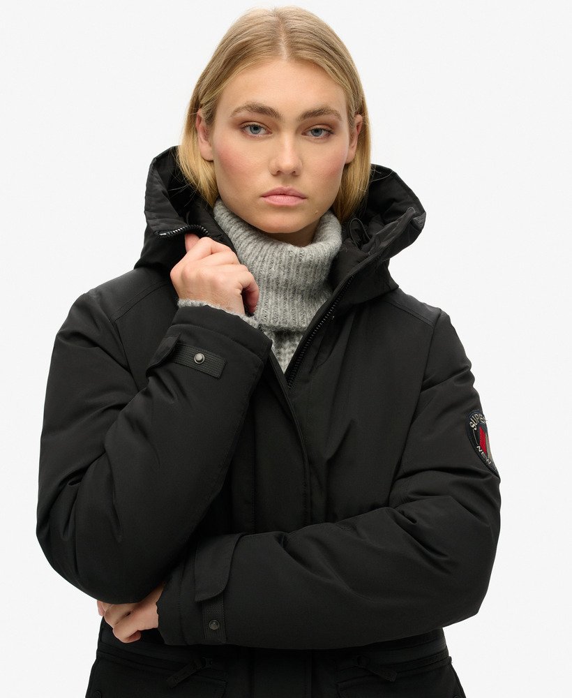 jaqueta parka acolchoada city na cor preta.