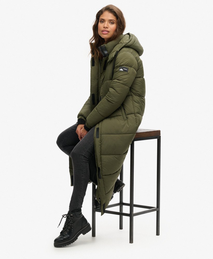 casaco puffer longo em ripstop na estampa football dark moss grid.
