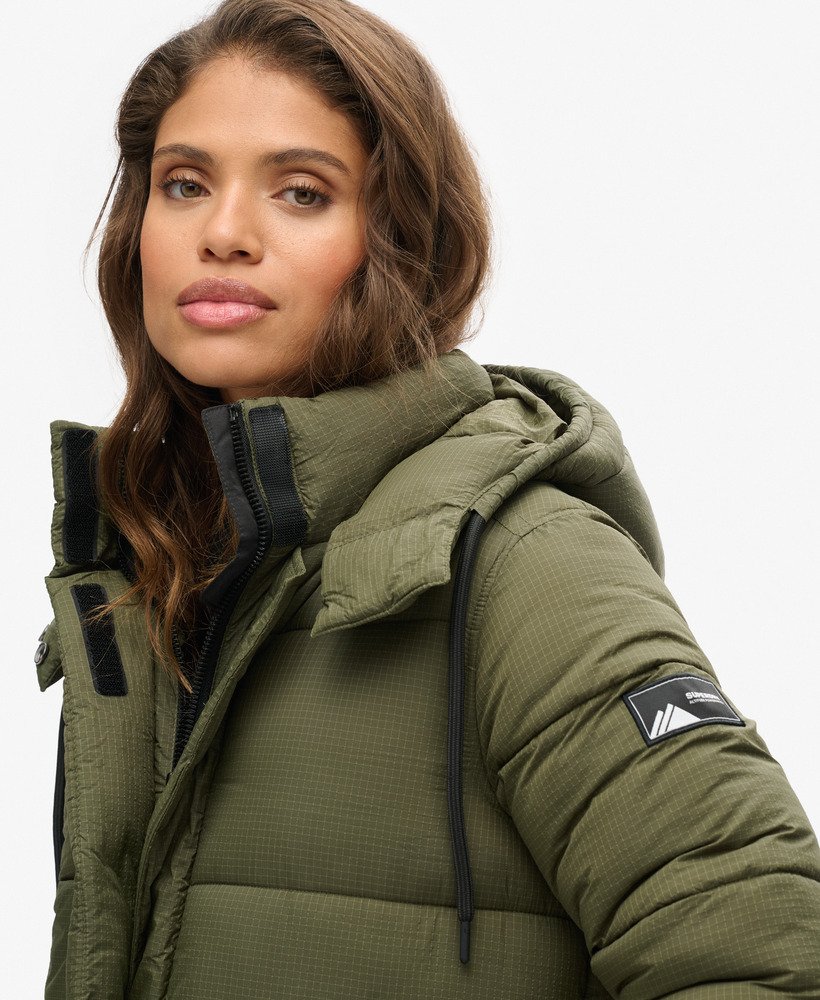 casaco puffer longo em ripstop na estampa football dark moss grid.
