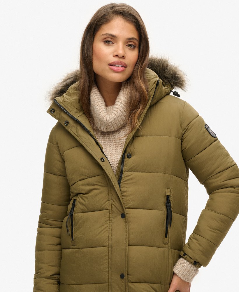 casaco puffer longo com capuz e forro de pele sintética na cor verde-oliva militar.