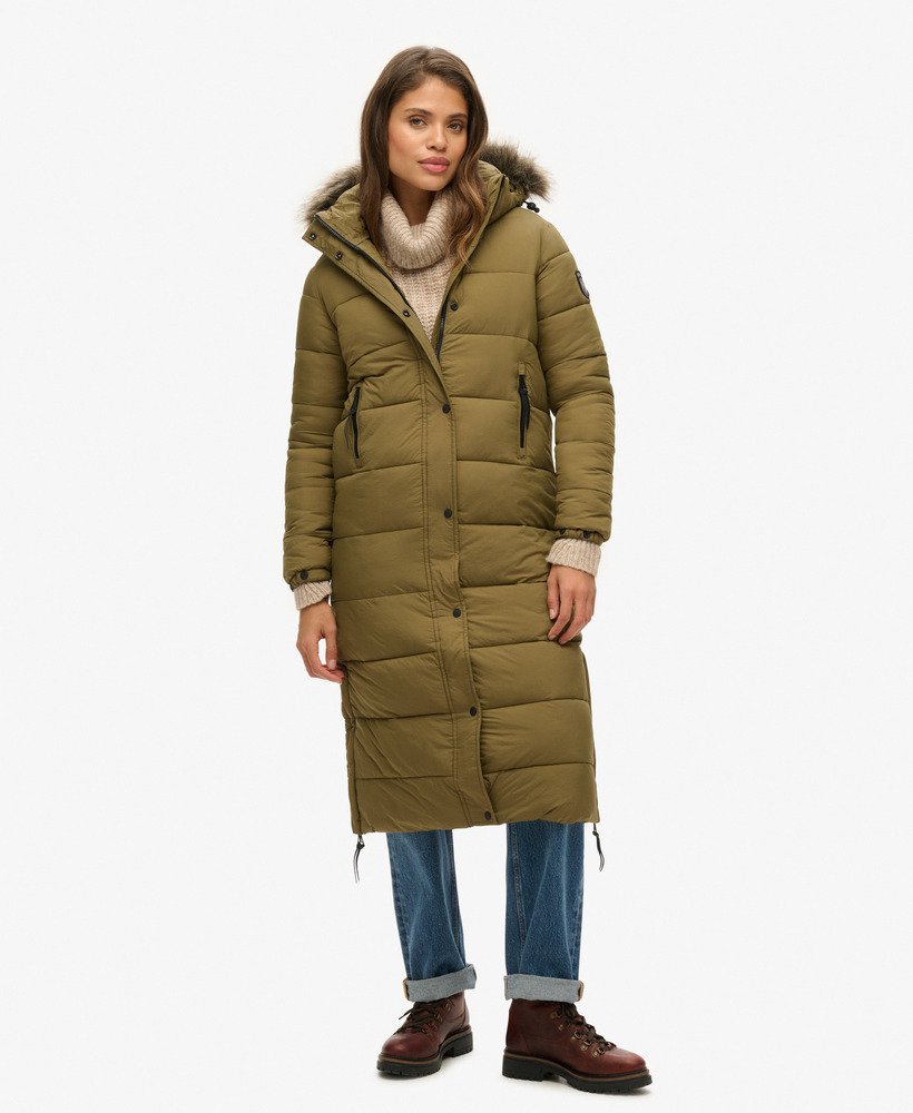 casaco puffer longo com capuz e forro de pele sintética na cor verde-oliva militar.