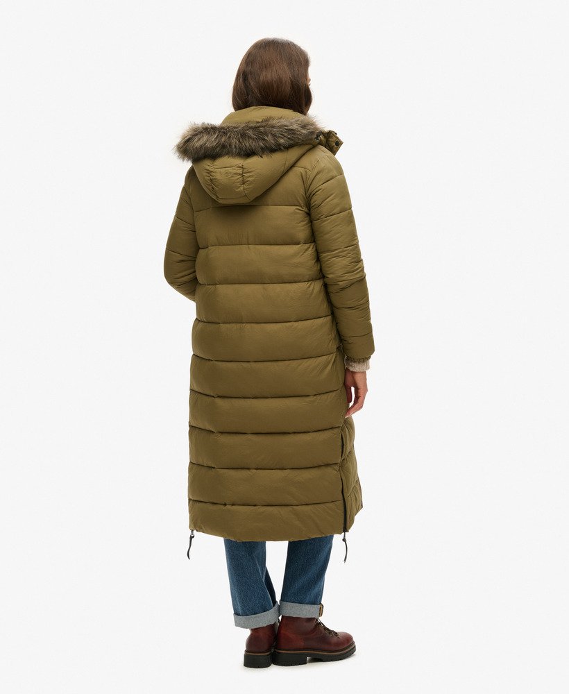 casaco puffer longo com capuz e forro de pele sintética na cor verde-oliva militar.