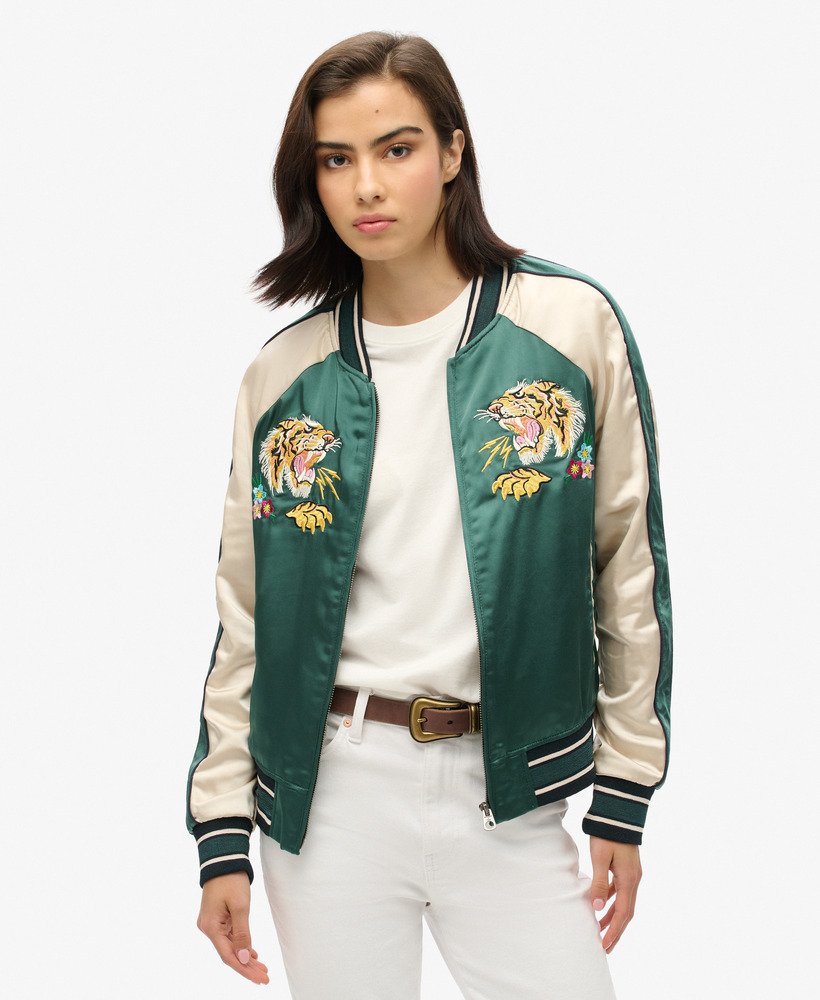 jaqueta bomber bordada sukajan na cor verde pinho.