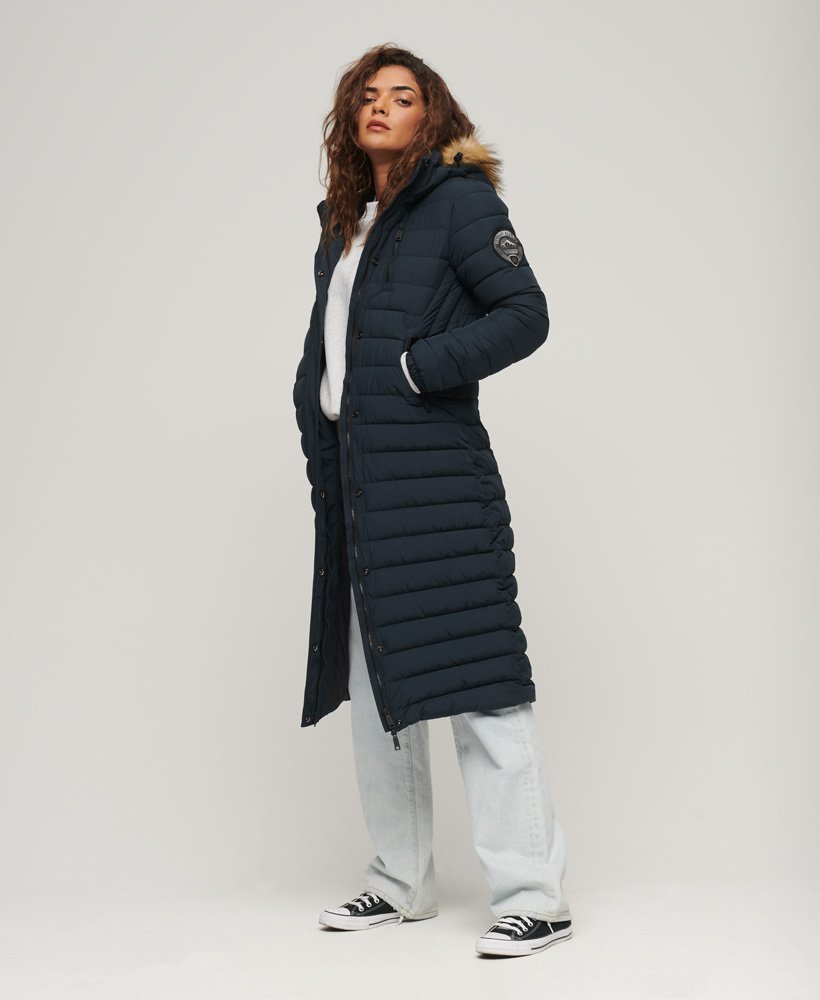 casaco puffer longo com capuz fuji na cor nordic chrome navy.