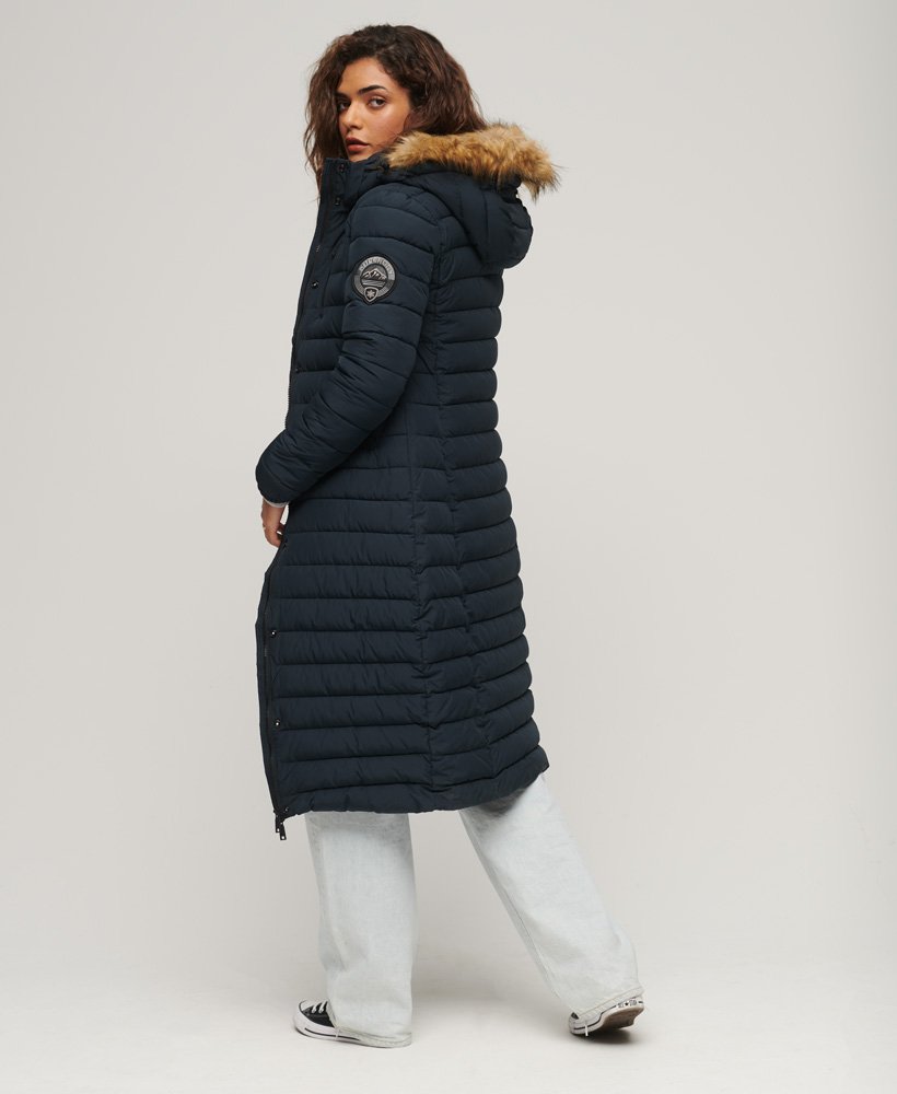 casaco puffer longo com capuz fuji na cor nordic chrome navy.