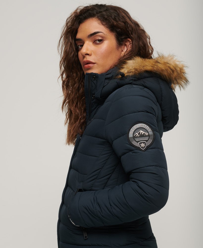 casaco puffer longo com capuz fuji na cor nordic chrome navy.