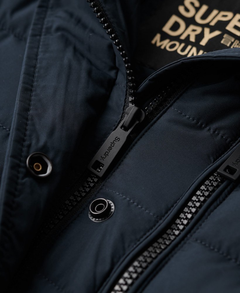 casaco puffer longo com capuz fuji na cor nordic chrome navy.