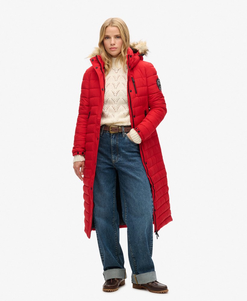 casaco puffer longo com capuz fuji na cor vermelho universitário.