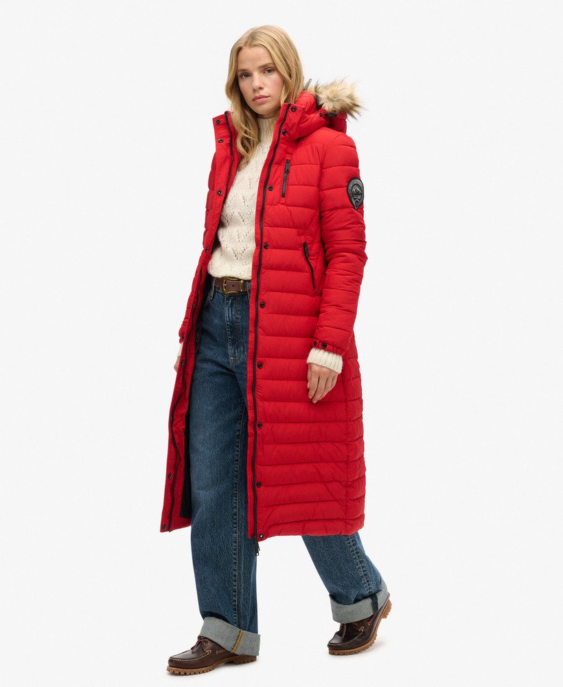 casaco puffer longo com capuz fuji na cor vermelho universitário.