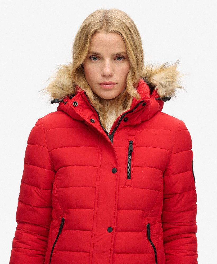 casaco puffer longo com capuz fuji na cor vermelho universitário.