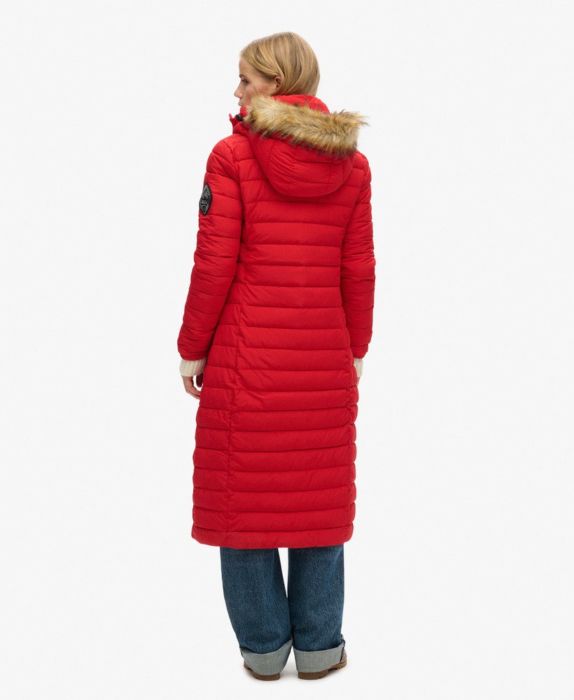 casaco puffer longo com capuz fuji na cor vermelho universitário.