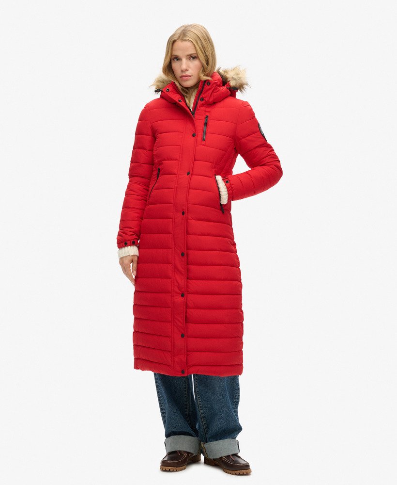 casaco puffer longo com capuz fuji na cor vermelho universitário.