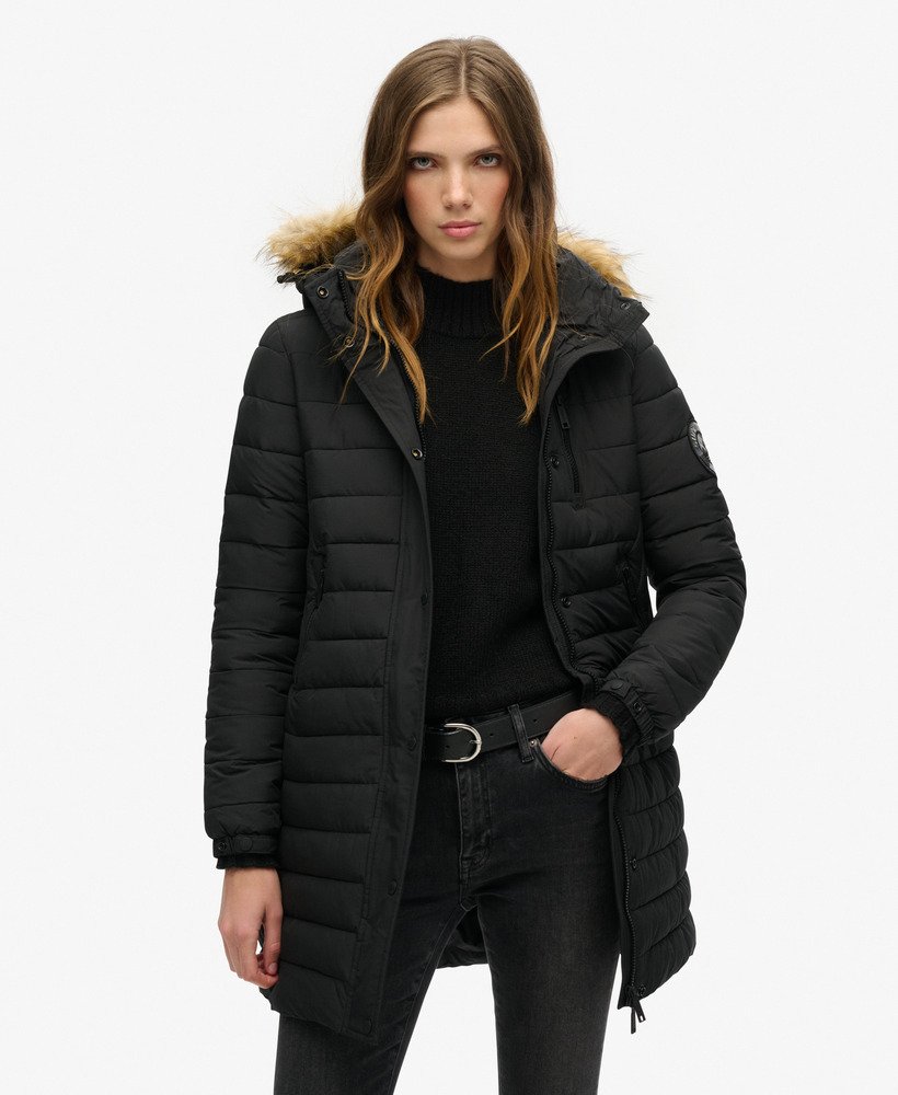 casaco puffer fuji com capuz e comprimento médio na cor preta.