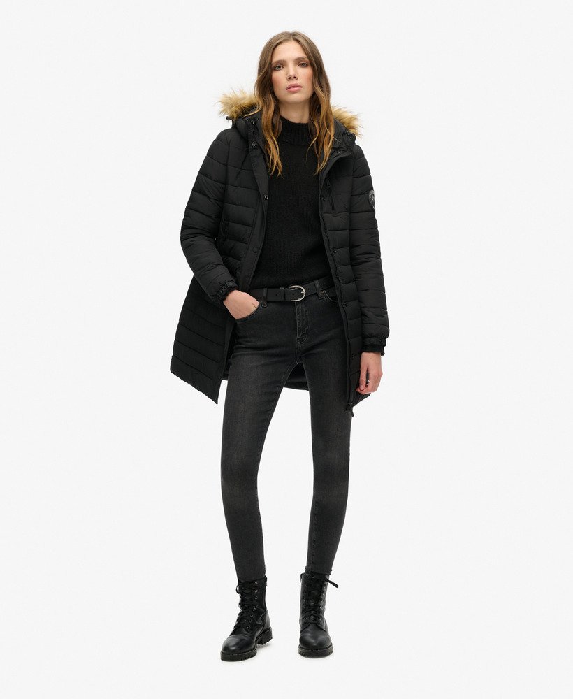casaco puffer fuji com capuz e comprimento médio na cor preta.