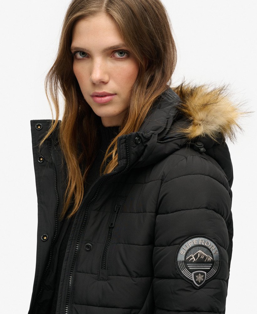 casaco puffer fuji com capuz e comprimento médio na cor preta.