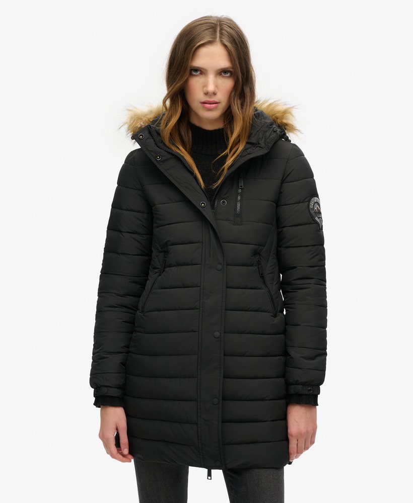 casaco puffer fuji com capuz e comprimento médio na cor preta.