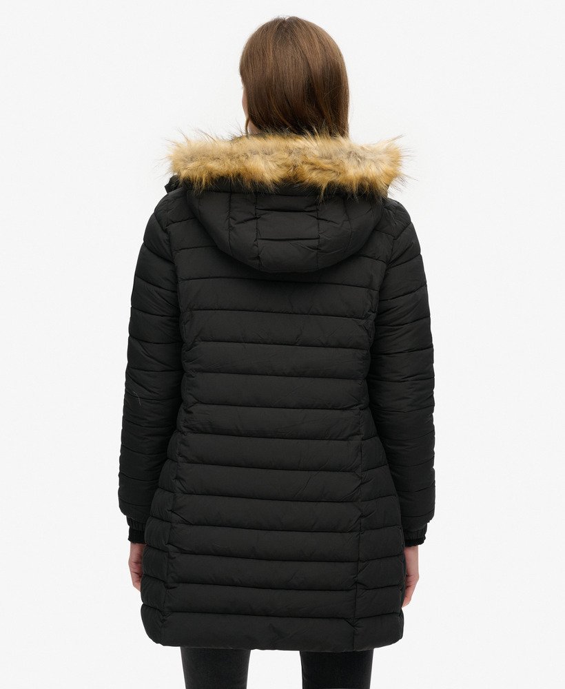 casaco puffer fuji com capuz e comprimento médio na cor preta.
