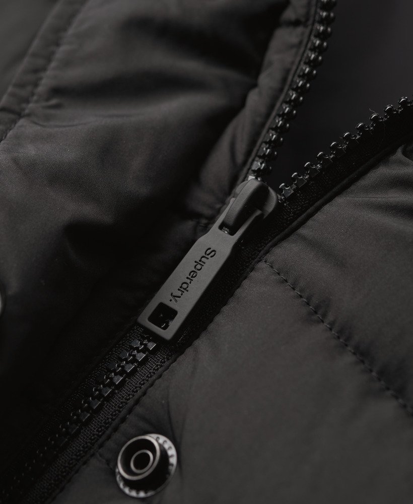 casaco puffer fuji com capuz e comprimento médio na cor preta.