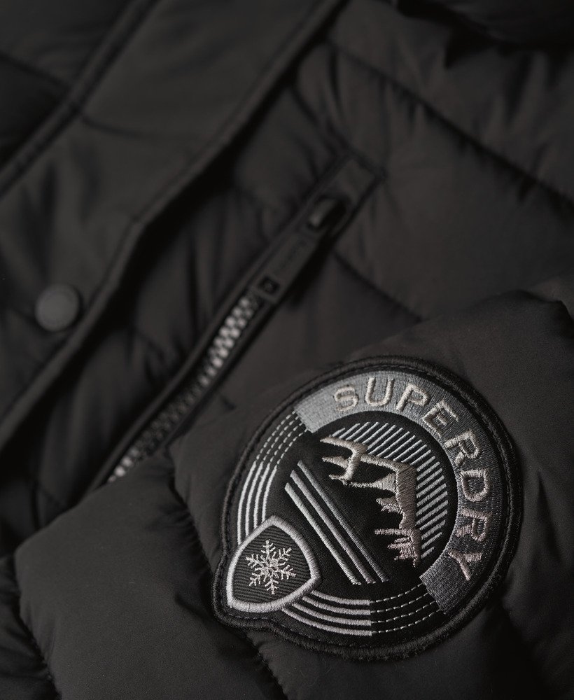 casaco puffer fuji com capuz e comprimento médio na cor preta.