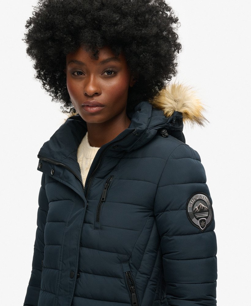 casaco puffer de comprimento médio com capuz fuji na cor nordic chrome navy.