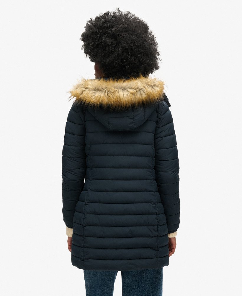 casaco puffer de comprimento médio com capuz fuji na cor nordic chrome navy.